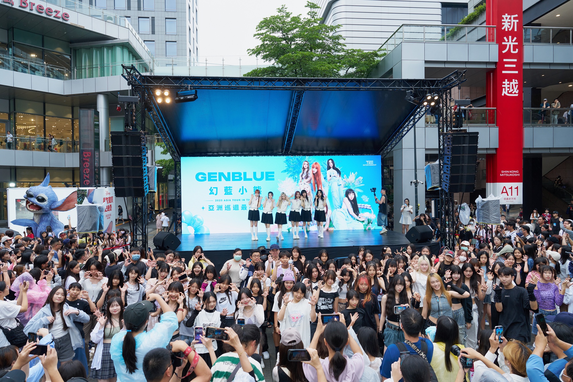 人氣台韓女團結束海外宣傳載譽返台!采甄受封「采大膽」在泰國公然吃蟲 NICO曝自己有密集恐懼症