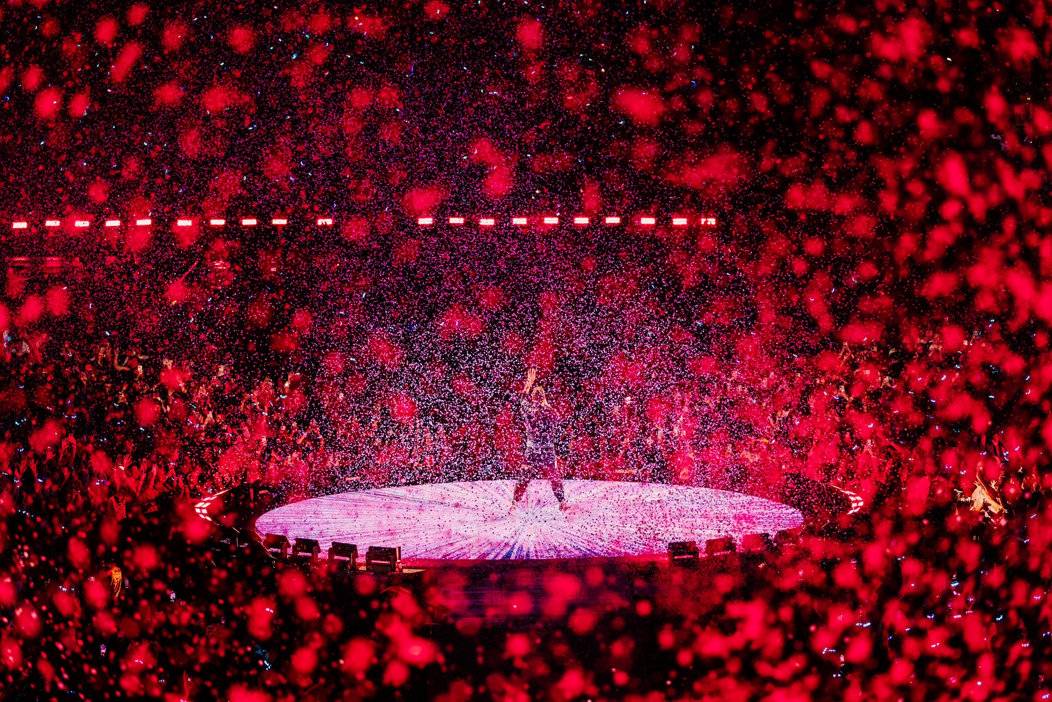 Coldplay演唱會插曲!已婚CEO遭拍與女同事親密互動 網傳當事人道歉聲明