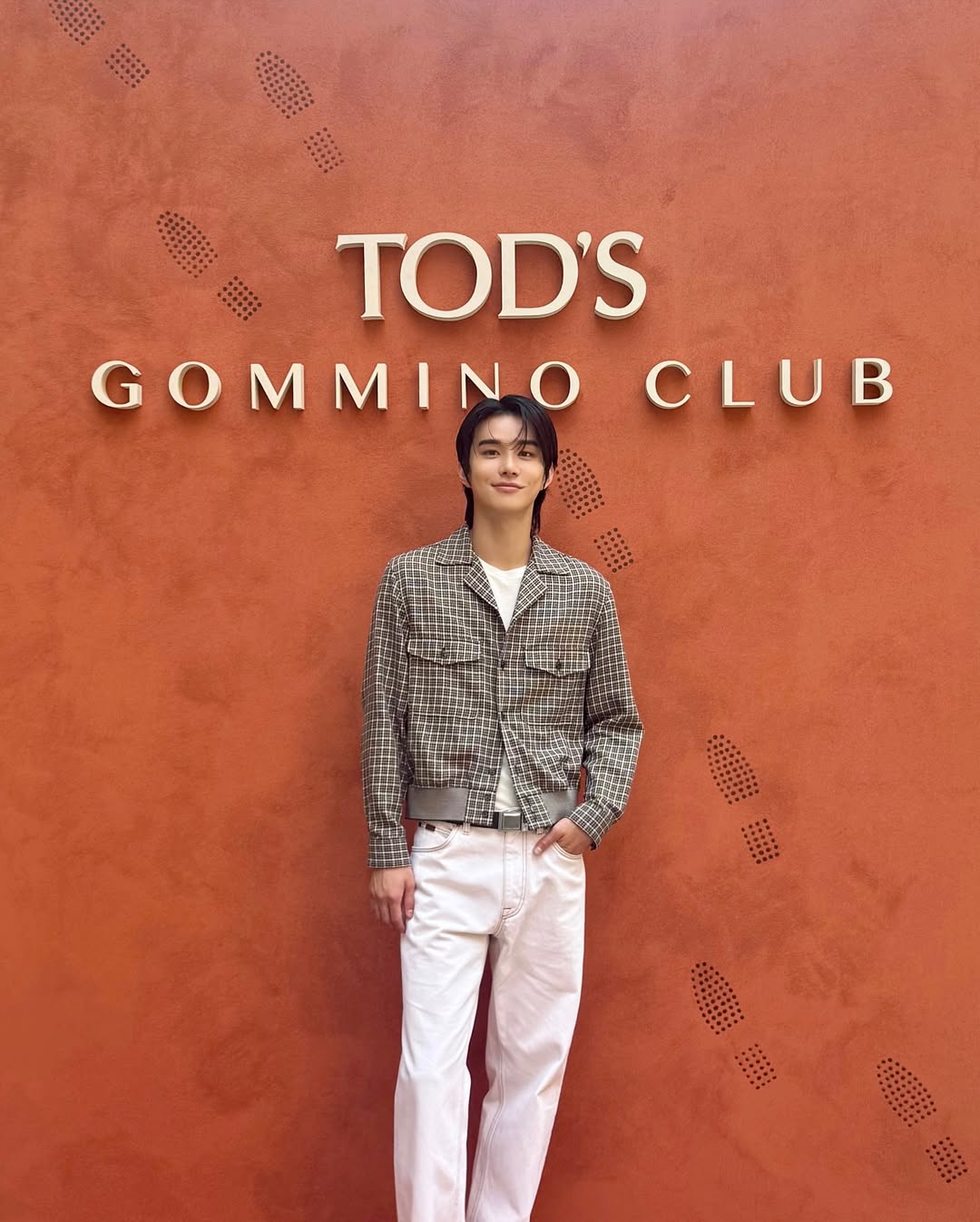 NCT 廷祐優雅現身米蘭時裝週 昔日與 TOD’S 執行長比肩而坐再掀話題