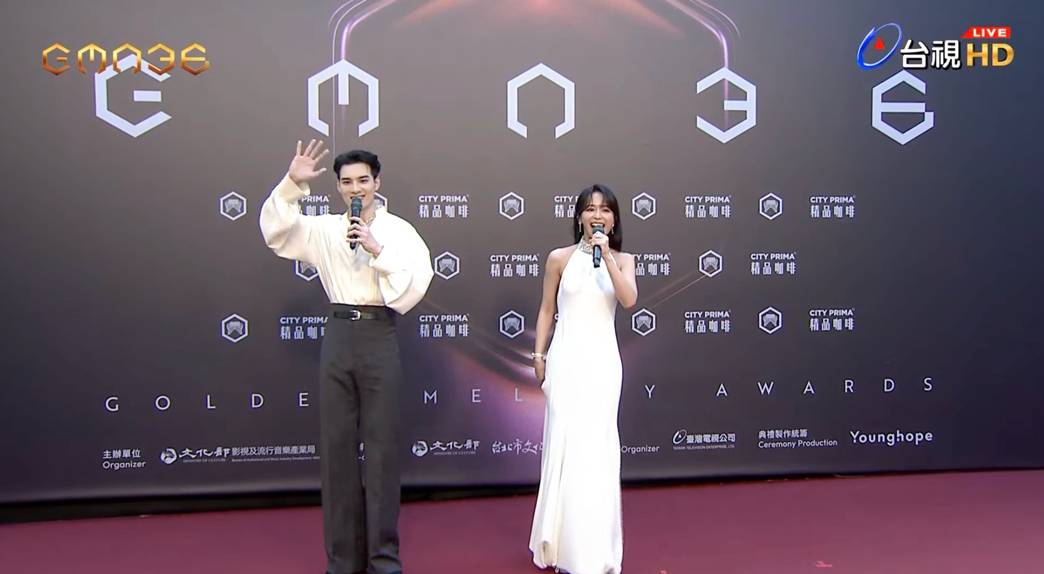 金曲36/紅毯主持人率先登場!陳明珠大秀美背性感亮相 黃偉晉深V白襯衫展型男魅力