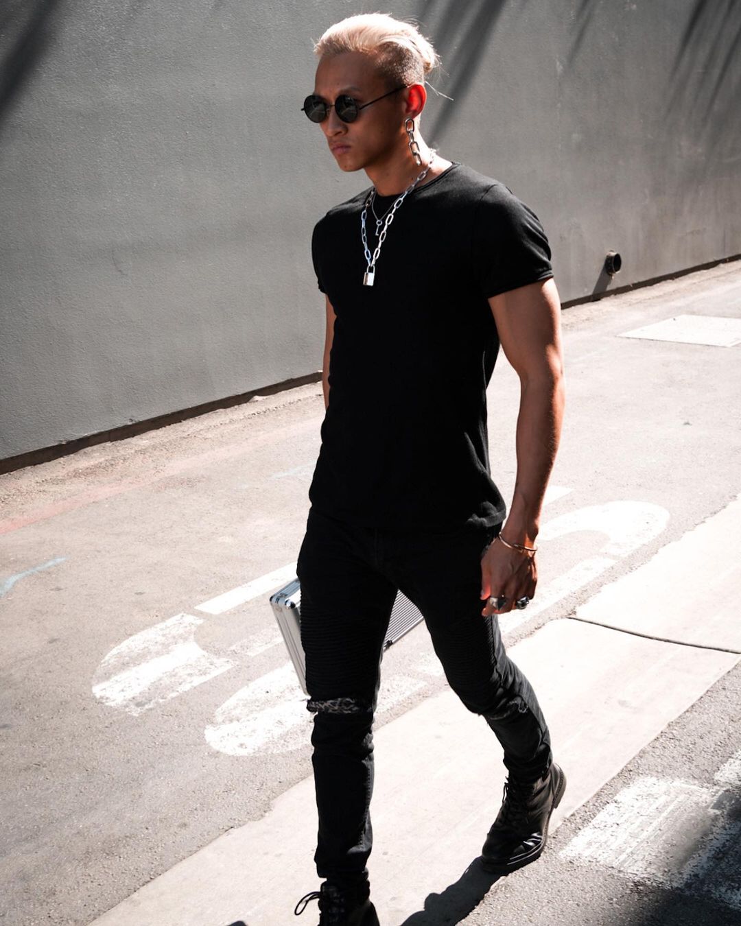 臉丟到國外！「台網紅」攜友無懼觸法臉上「彩繪口罩」闖超市　恐被驅逐出境！