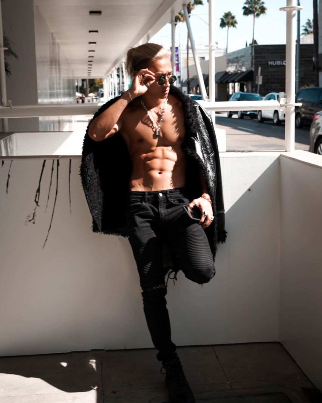 臉丟到國外！「台網紅」攜友無懼觸法臉上「彩繪口罩」闖超市　恐被驅逐出境！