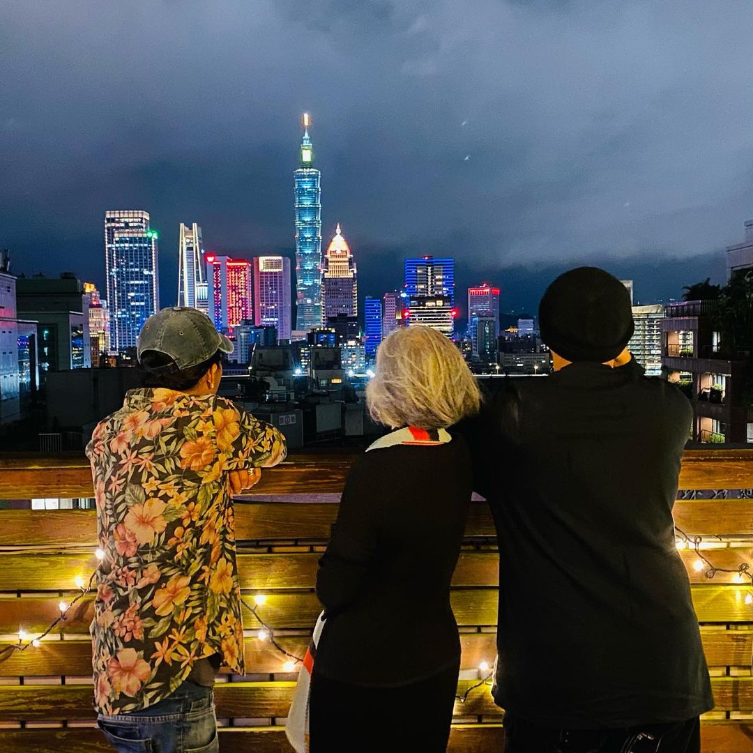 好友爆笑互虧!周杰倫探訪方文山工作室:歌詞不用等太久吧?