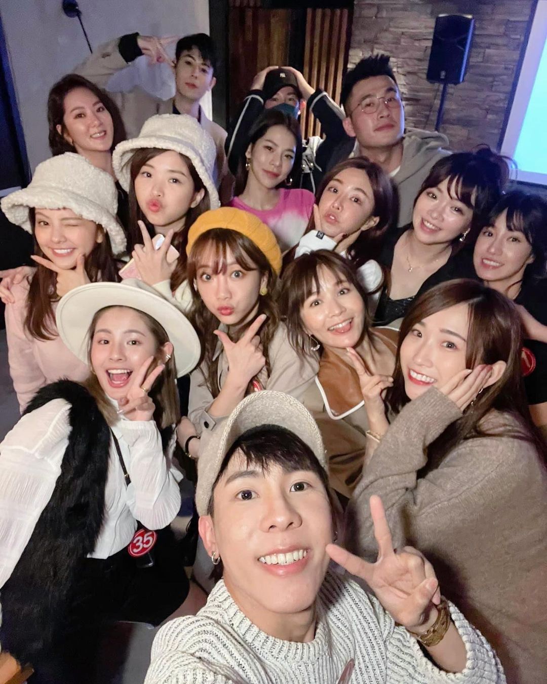 大玩「人體娃娃機」!丫頭辦尾牙 炸出「半個演藝圈」