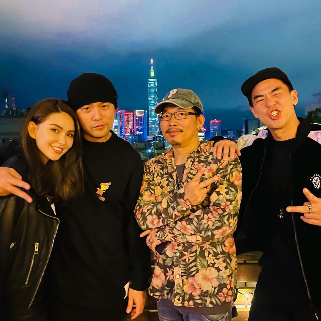 好友爆笑互虧!周杰倫探訪方文山工作室:歌詞不用等太久吧?