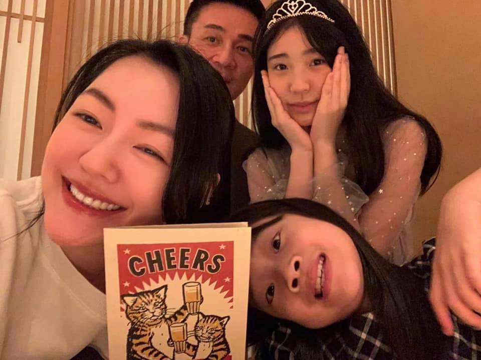 逗趣互動大公開!小S大女兒「完成環島」超自豪 小女兒「敷衍祝福」笑翻全網