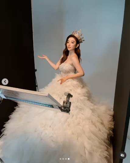 許維恩突曝「女王深V禮服照」!粉絲暴動:跟王家梁拍婚紗?