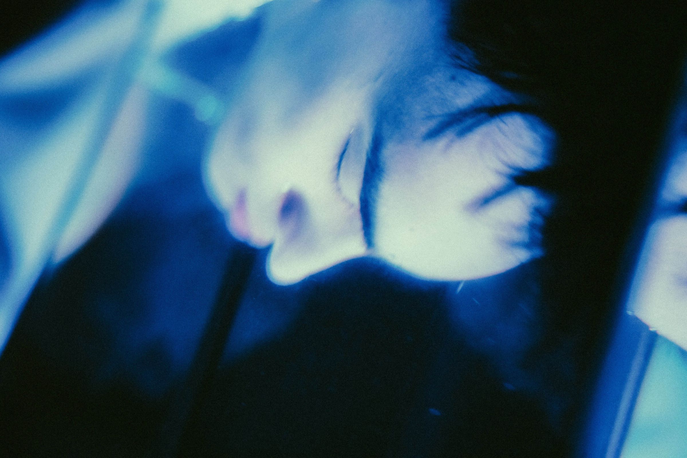 黃偉晉熱愛水晶寫成歌　MV挑戰水缸閉氣驚喊：快不行！