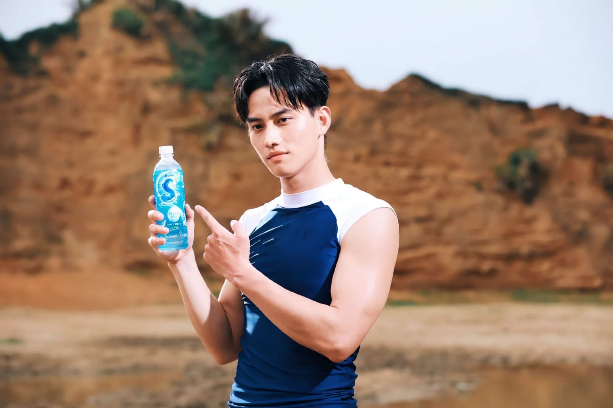 范少勳化身「台版水行俠」　大展空中翻轉衝浪神技！