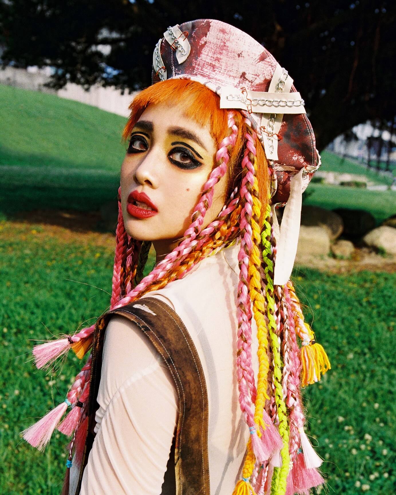 GEmma吳映潔踩12cm厚底跟鞋　煙燻妝超狂登場！