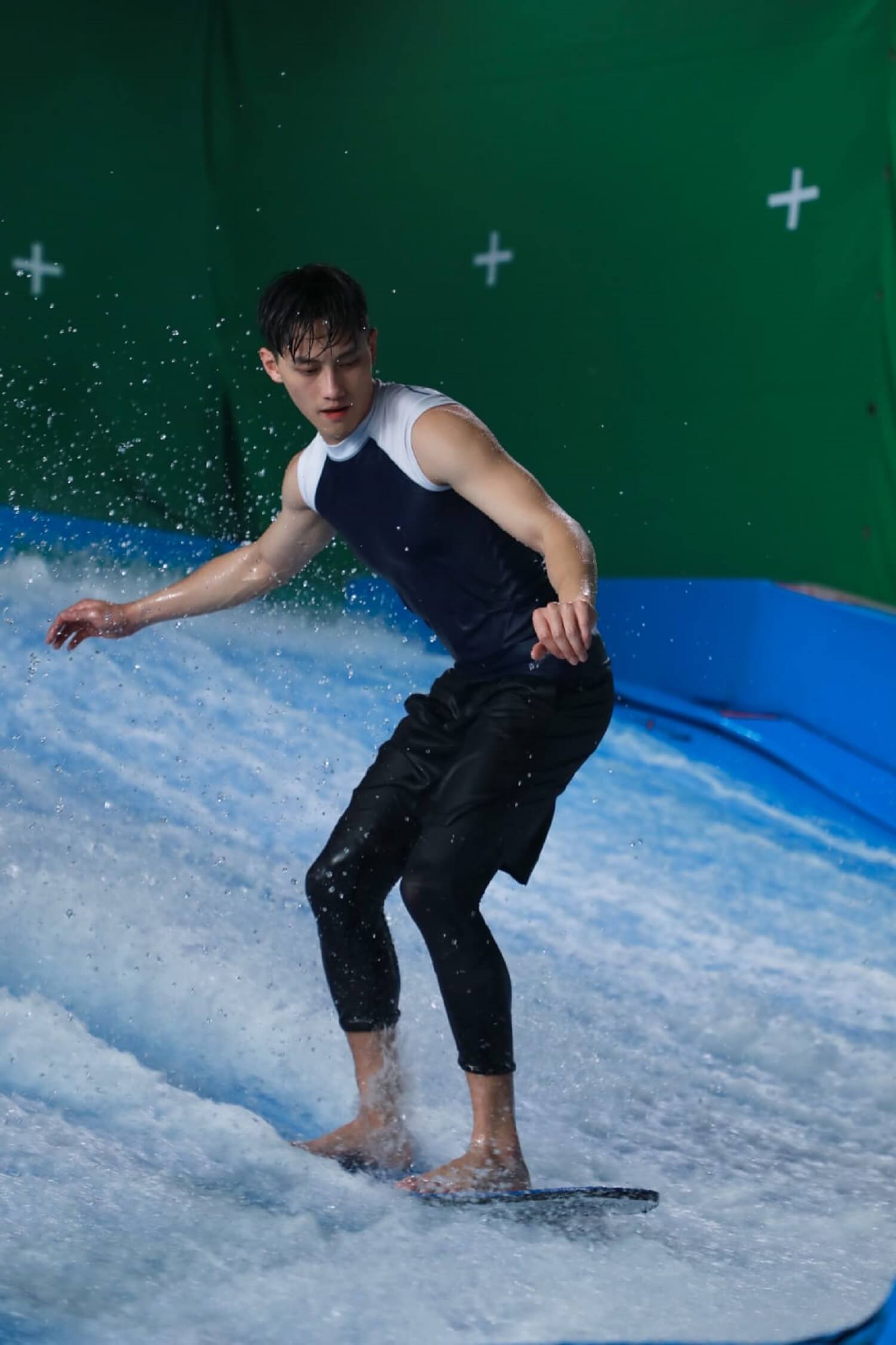 范少勳化身「台版水行俠」　大展空中翻轉衝浪神技！