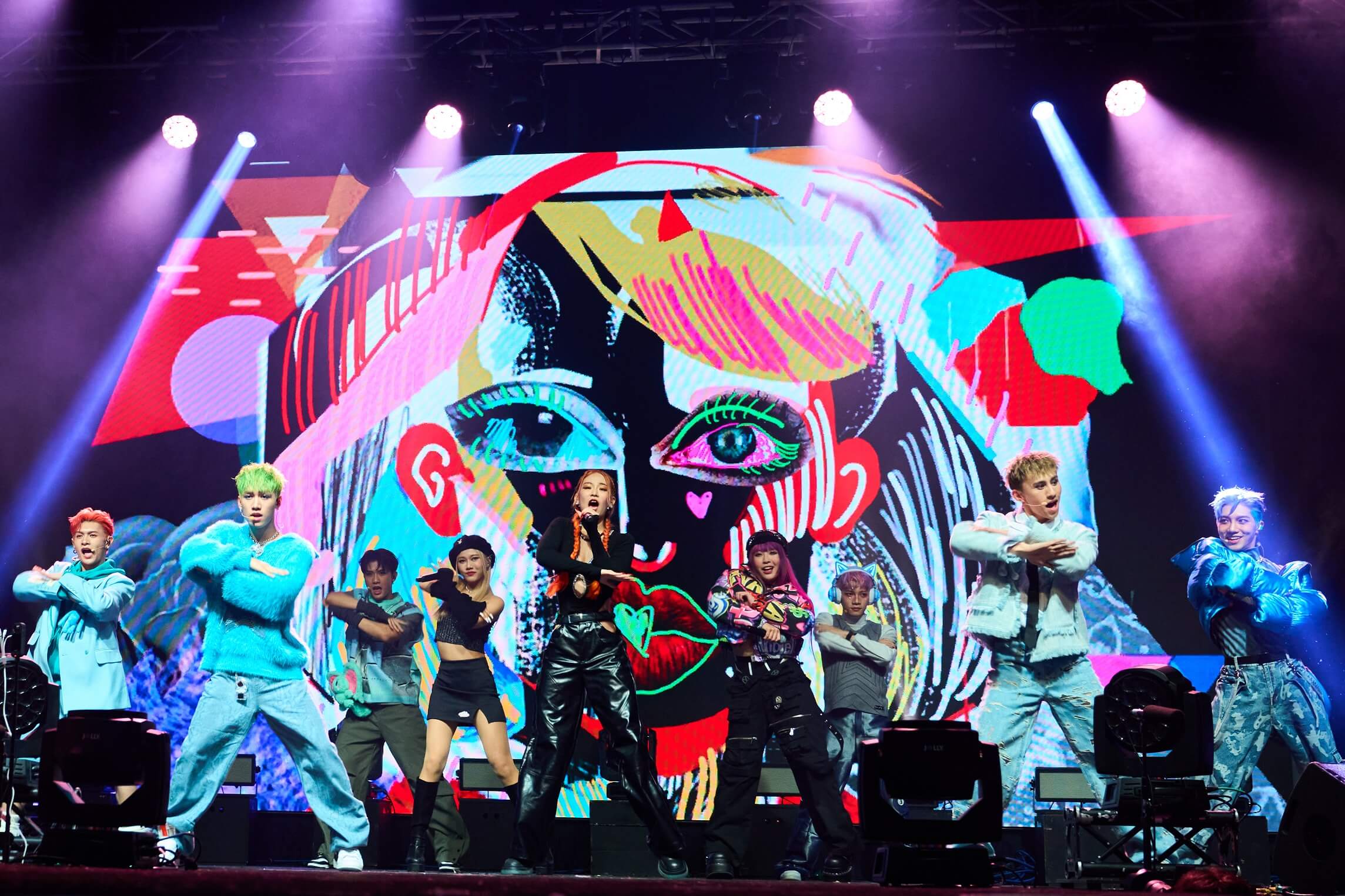 HUR出道滿三年開個唱淚灑舞台！ 揪原⼦少年學弟VERA 比