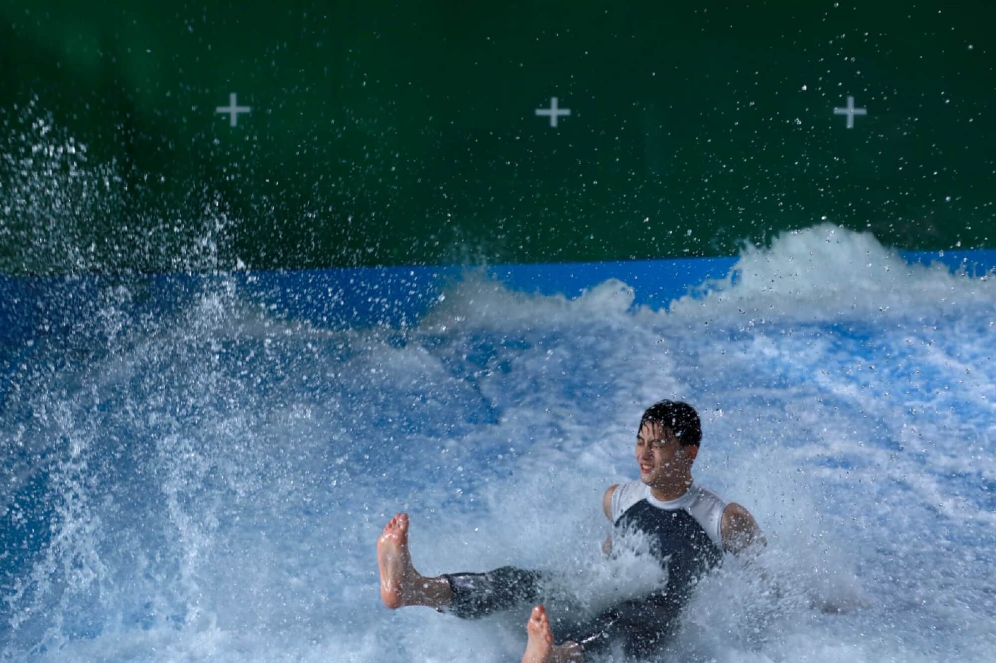 范少勳化身「台版水行俠」　大展空中翻轉衝浪神技！