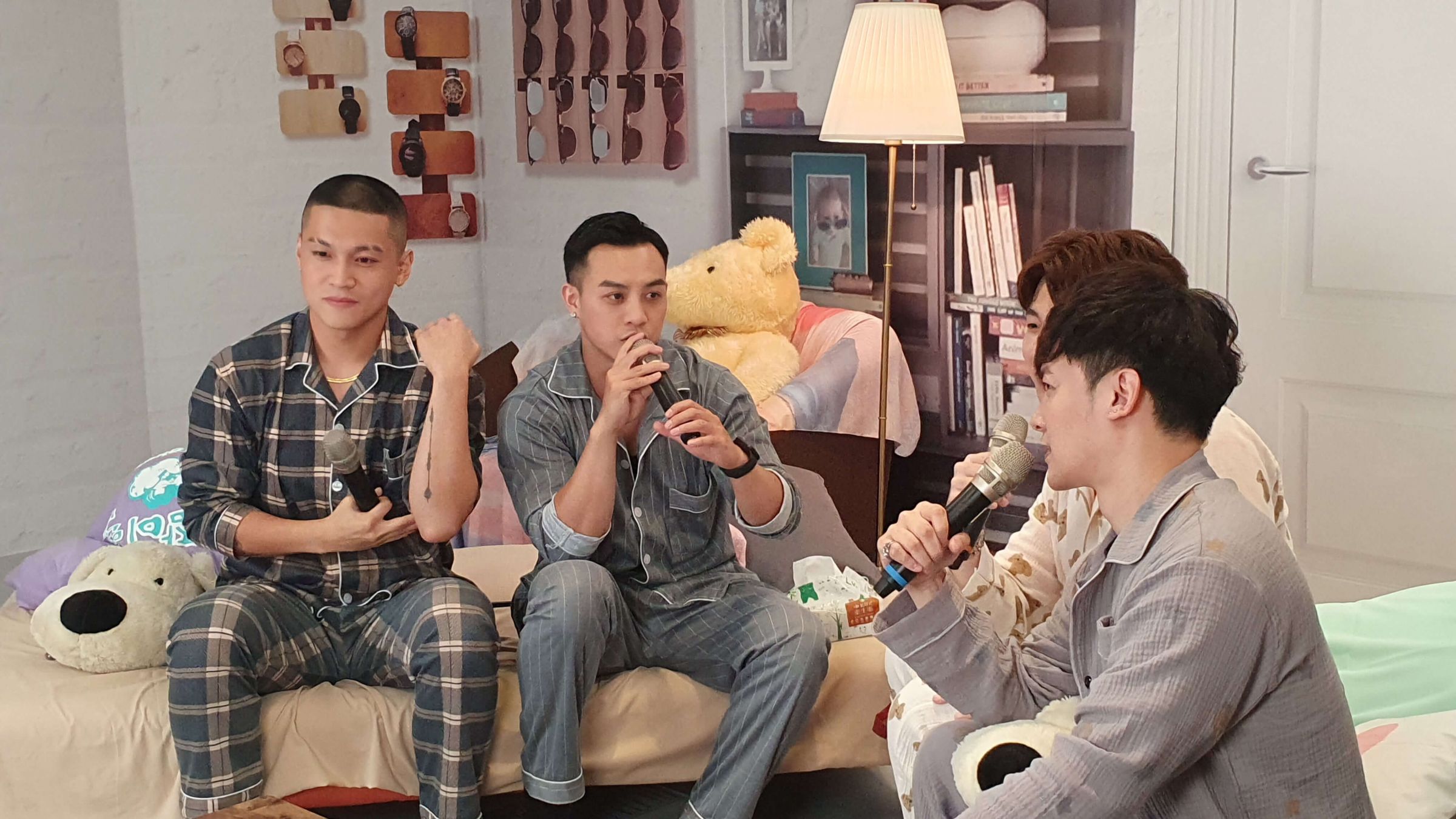 鎖定女性市場！金志遙、斯辰睡前直播開睡衣趴　直呼：穿睡衣不習慣！