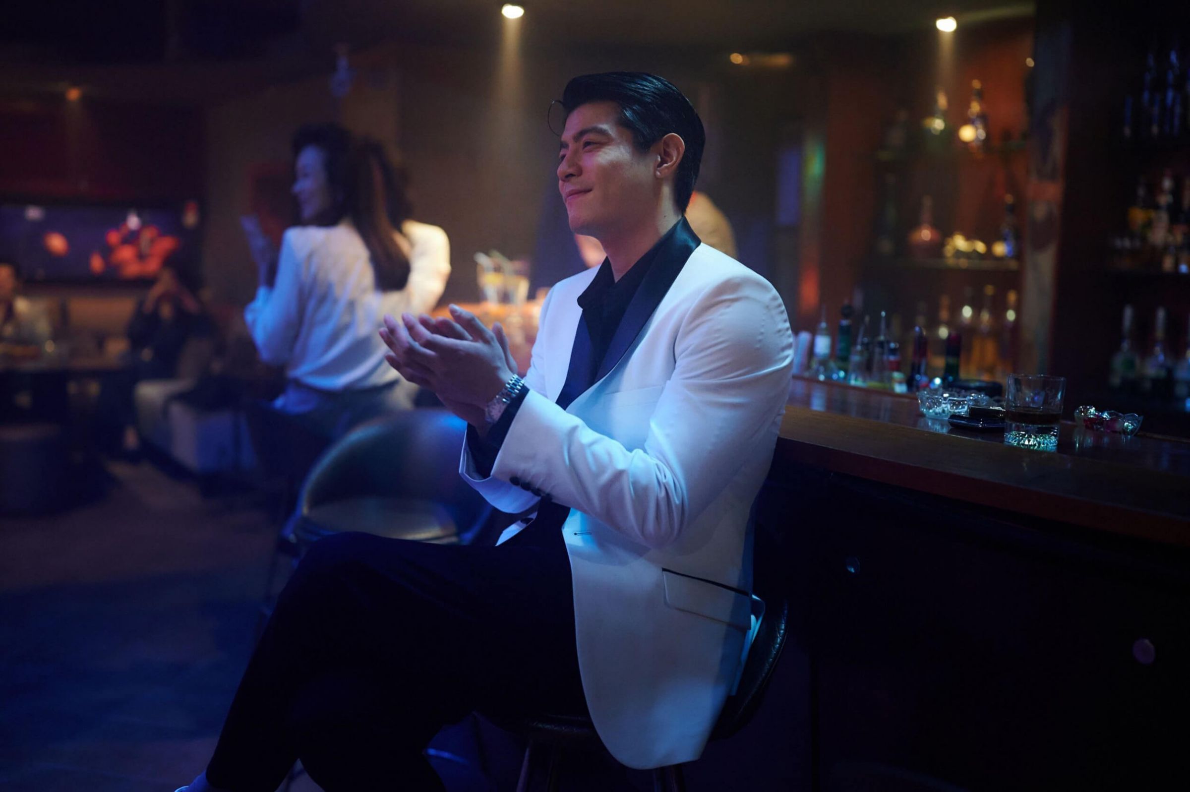 吳慷仁「男扮女裝」成第三性公關　腿毛刮光光：好好摸喔！