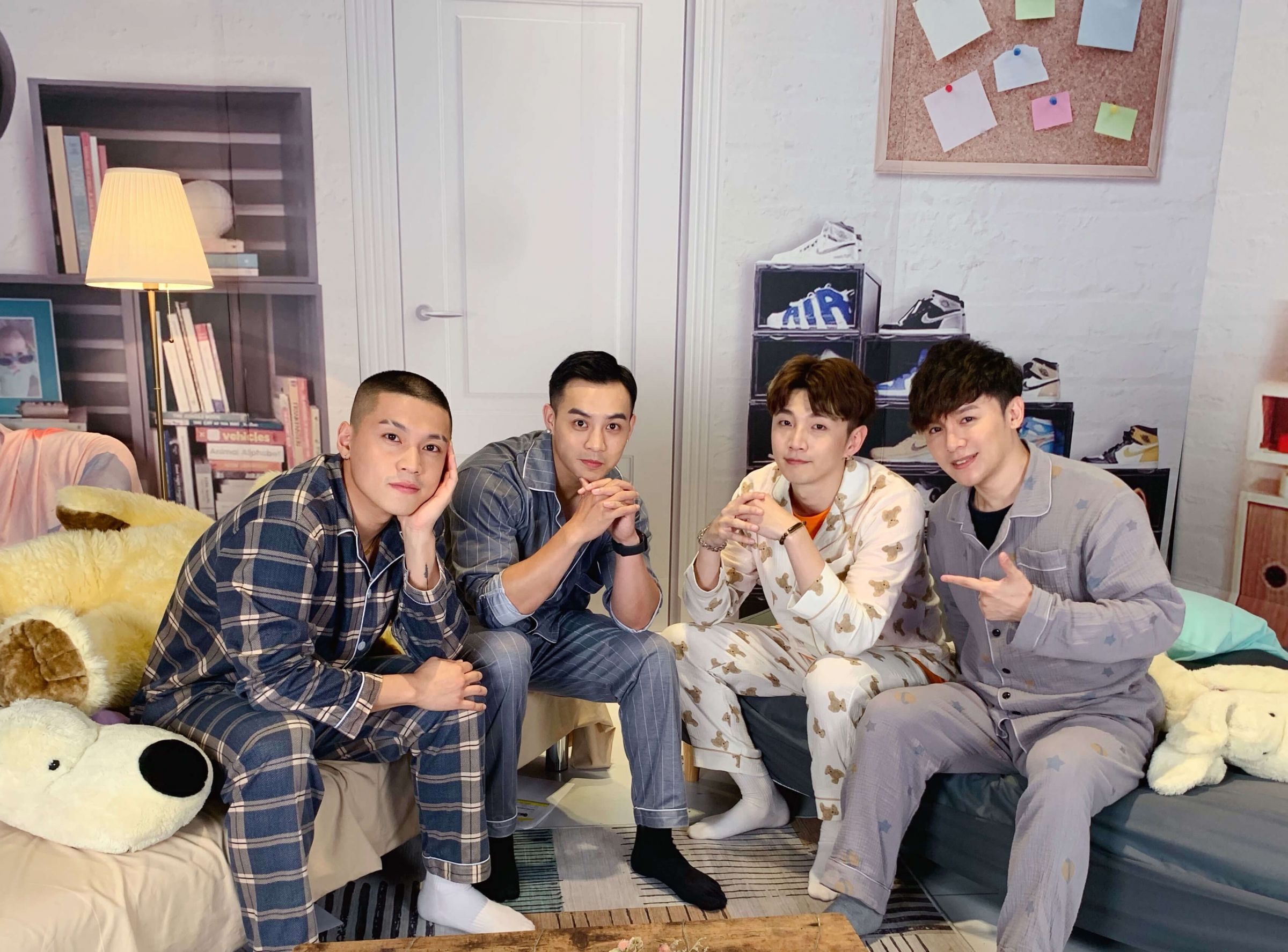 鎖定女性市場！金志遙、斯辰睡前直播開睡衣趴　直呼：穿睡衣不習慣！