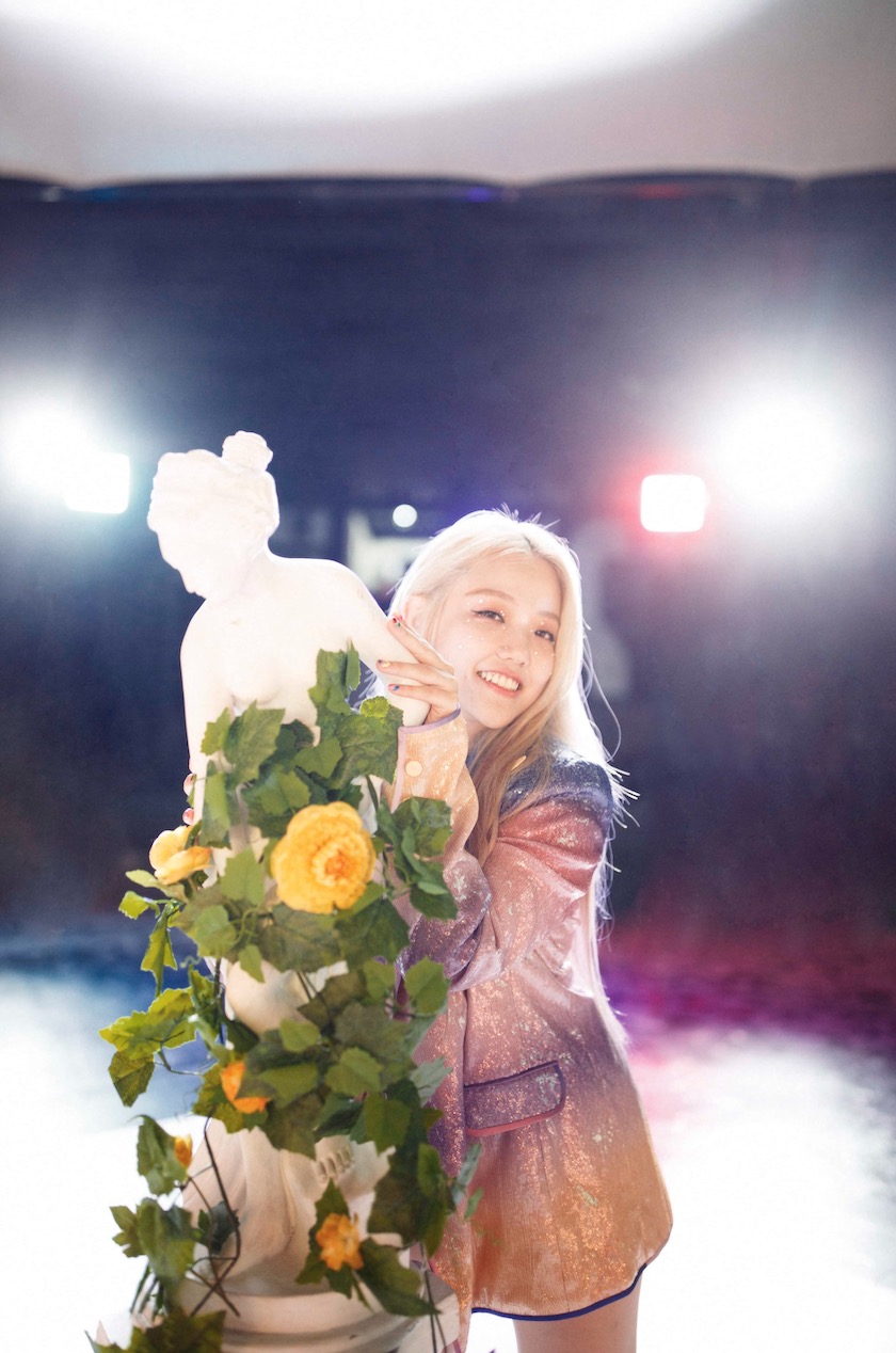 ANNA安那新歌以老派舞曲為基底　打造80年代選秀節目場景重現華麗舞台！