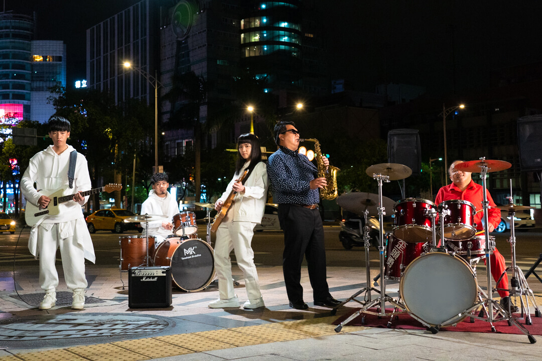 持修「語錄登多喝水包裝」　傳遞正能量：我想和你改變世界！