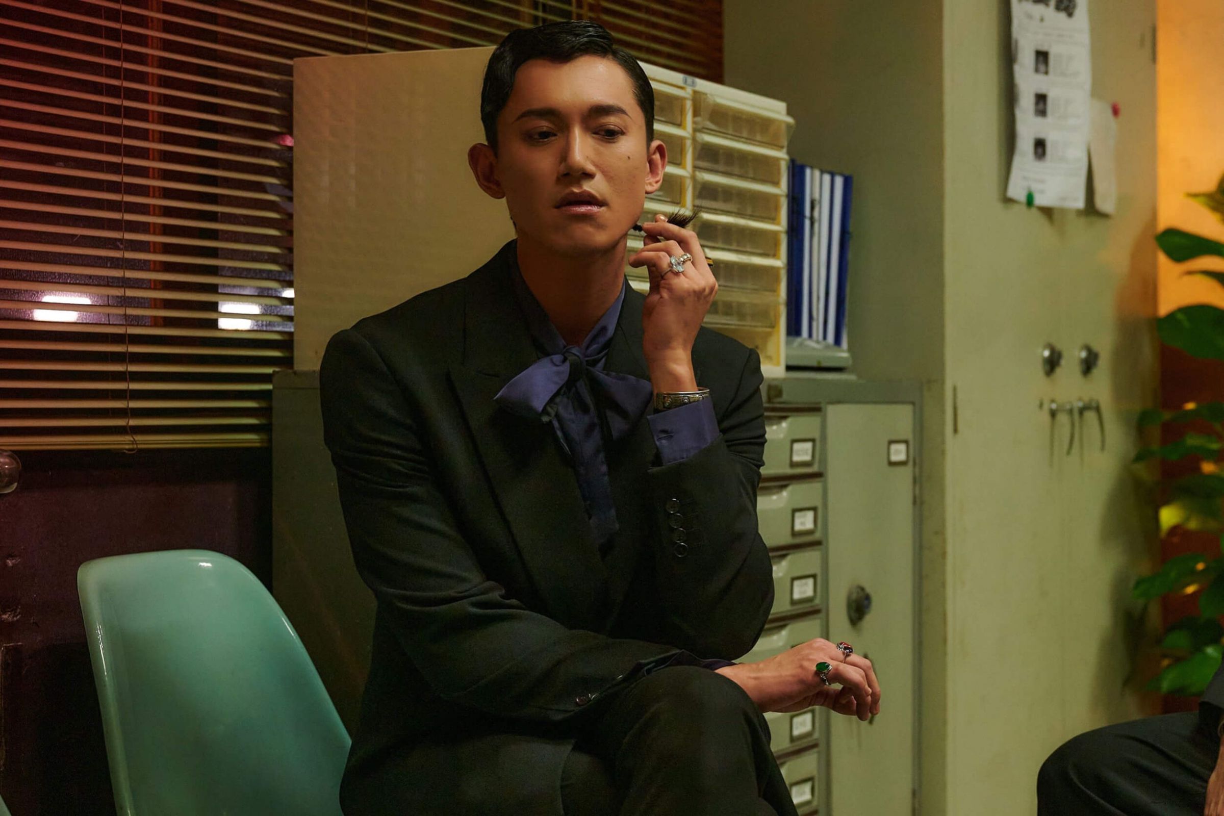 吳慷仁「男扮女裝」成第三性公關　腿毛刮光光：好好摸喔！