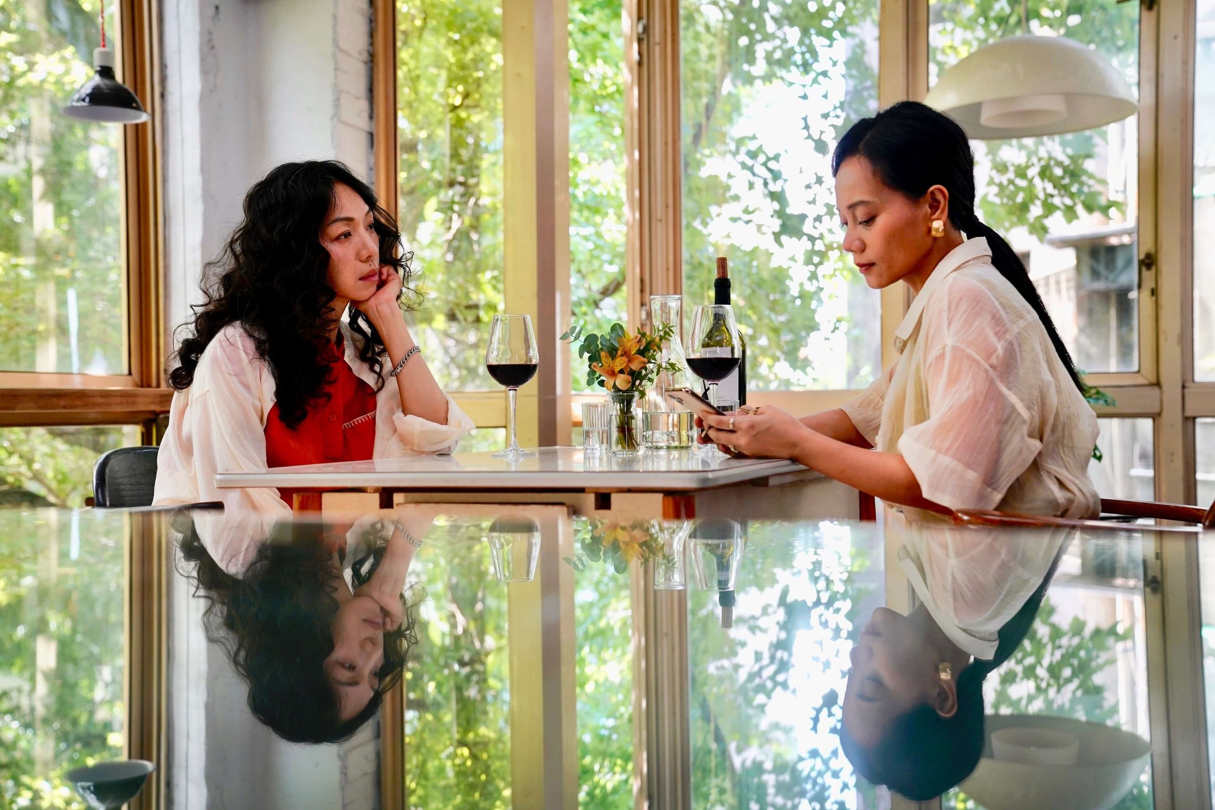 萬芳、阿爆獻出第一次！金曲雙后首次「合體飆戲拍MV」丟催淚彈