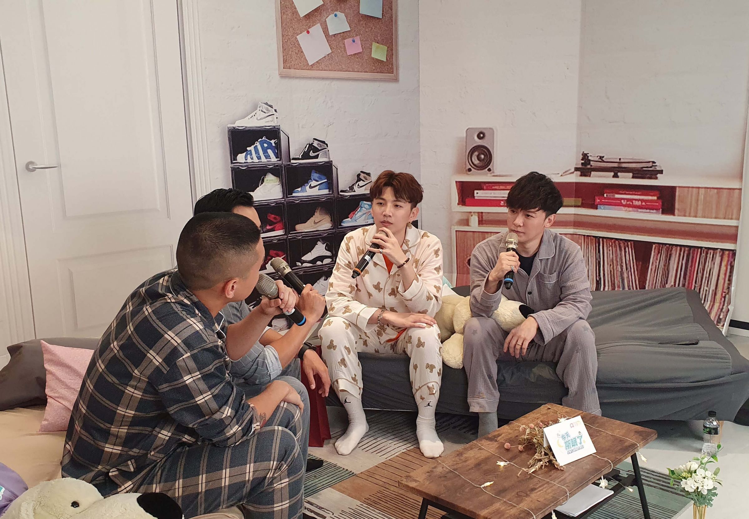 鎖定女性市場！金志遙、斯辰睡前直播開睡衣趴　直呼：穿睡衣不習慣！