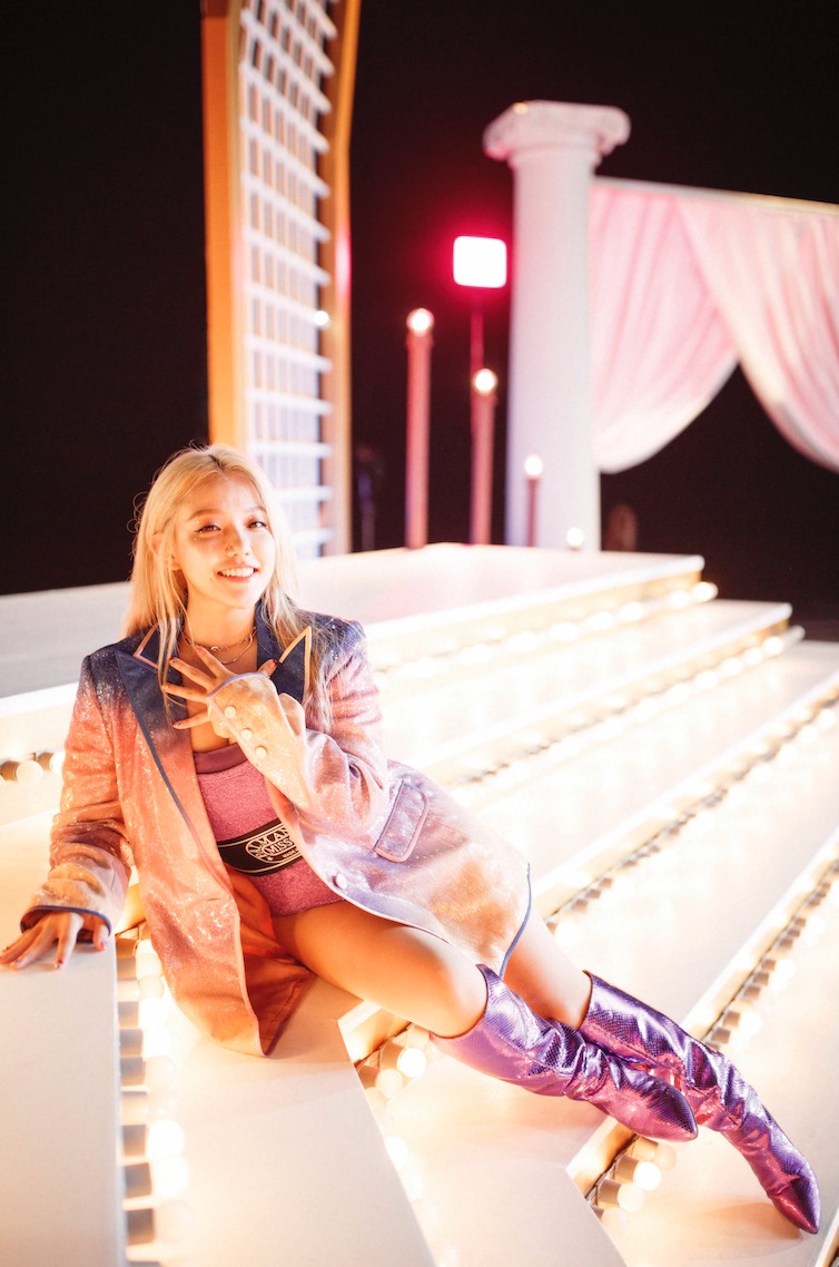 ANNA安那新歌以老派舞曲為基底　打造80年代選秀節目場景重現華麗舞台！