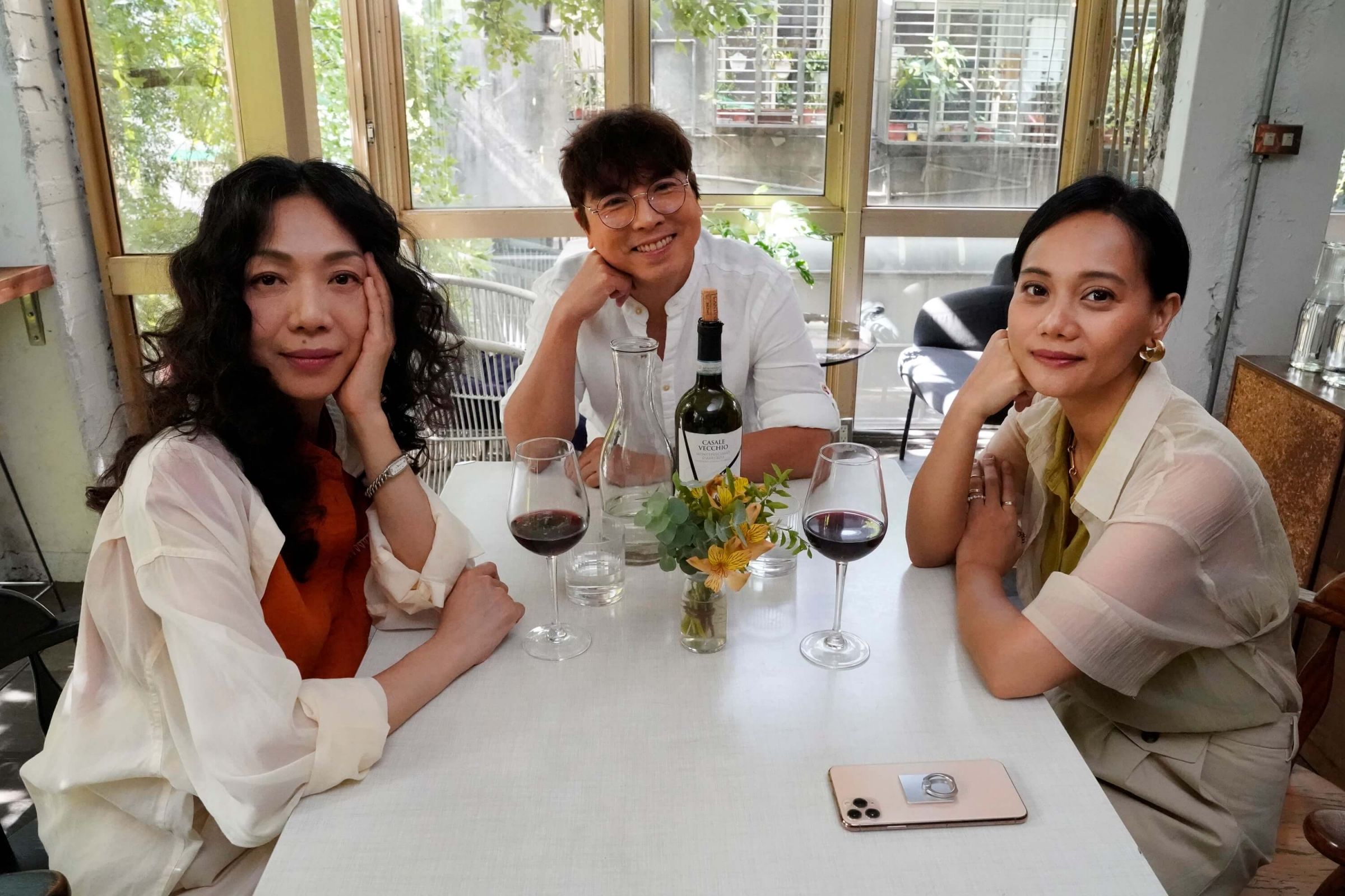 萬芳、阿爆獻出第一次！金曲雙后首次「合體飆戲拍MV」丟催淚彈