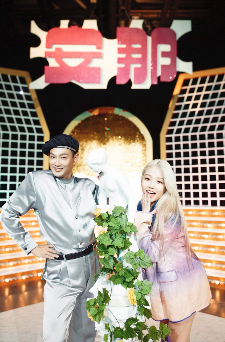 ANNA安那新歌以老派舞曲為基底　打造80年代選秀節目場景重現華麗舞台！