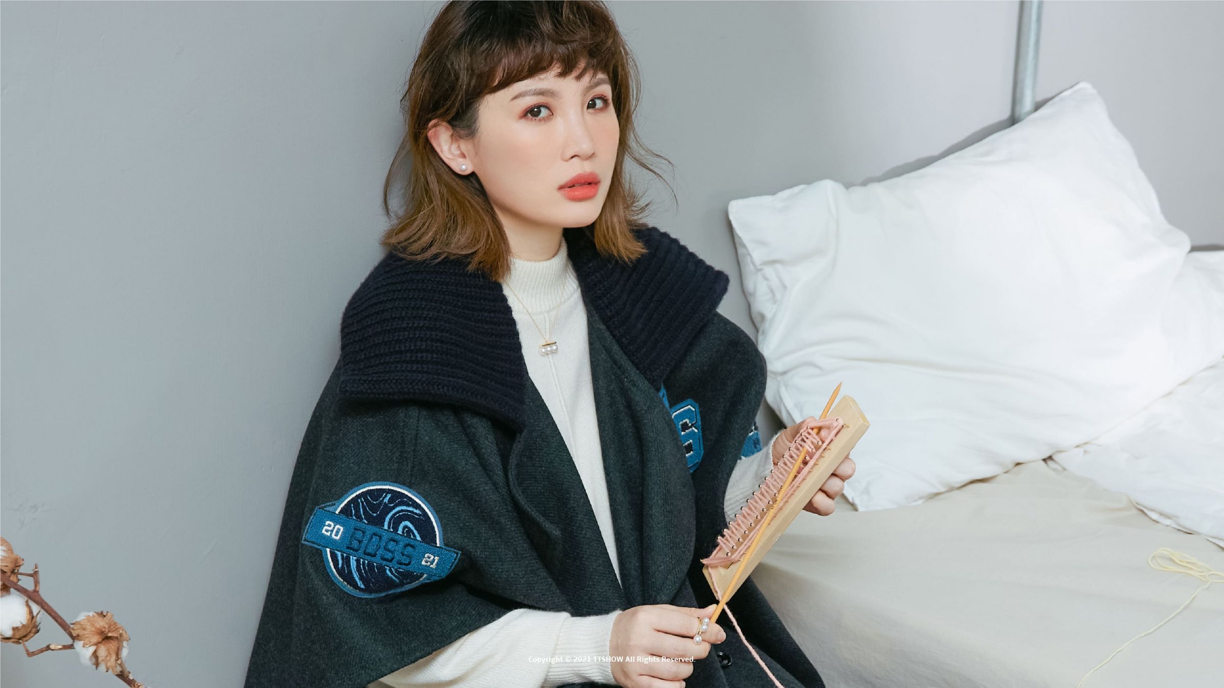 封面人物／日落時唱一首〈很小很小〉，魏如萱：「城市的燈光很小，但集合起來依然很亮。」