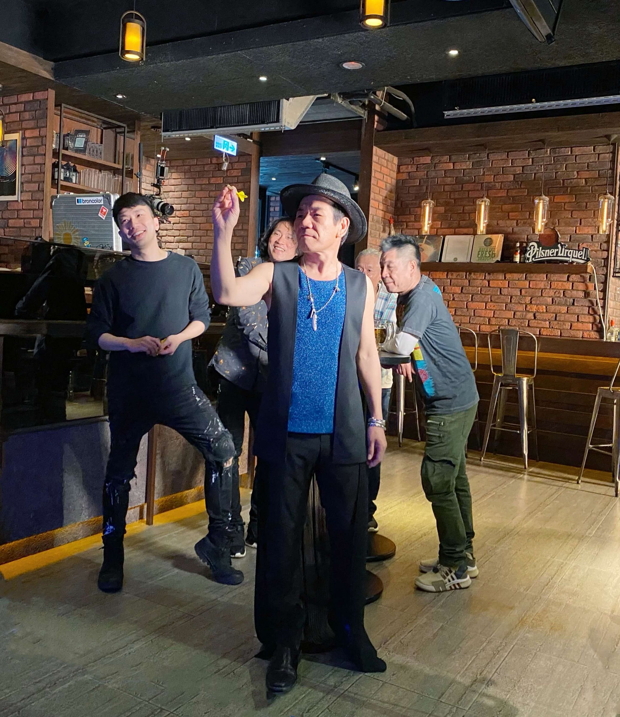 趙傳「獻出舞蹈初體驗」　年輕女子簇擁遭虧招蜂引蝶！