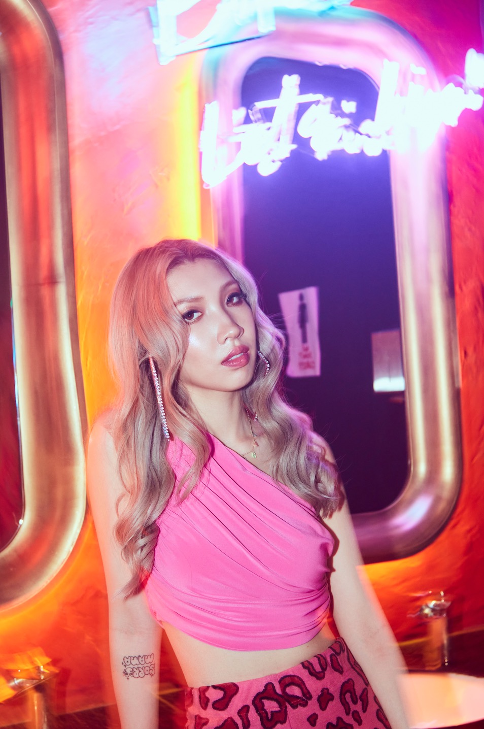 Karencici「透膚薄紗禮服」破尺度　嬌喊：我要結婚了！　