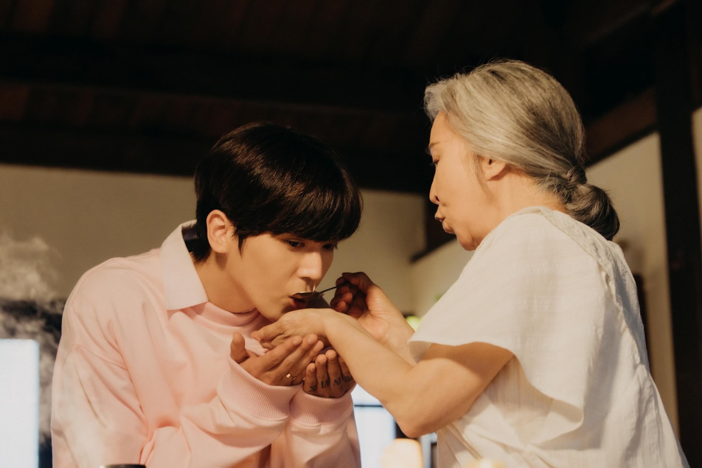 Bii畢書盡思念母親創作新單曲　送給分隔兩地的家人們！