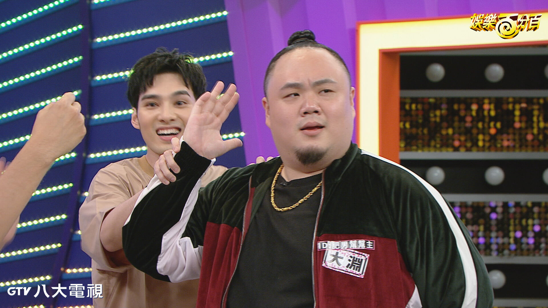 大淵「大方自嘲肥男」　扮哥吉拉慘變招財貓！