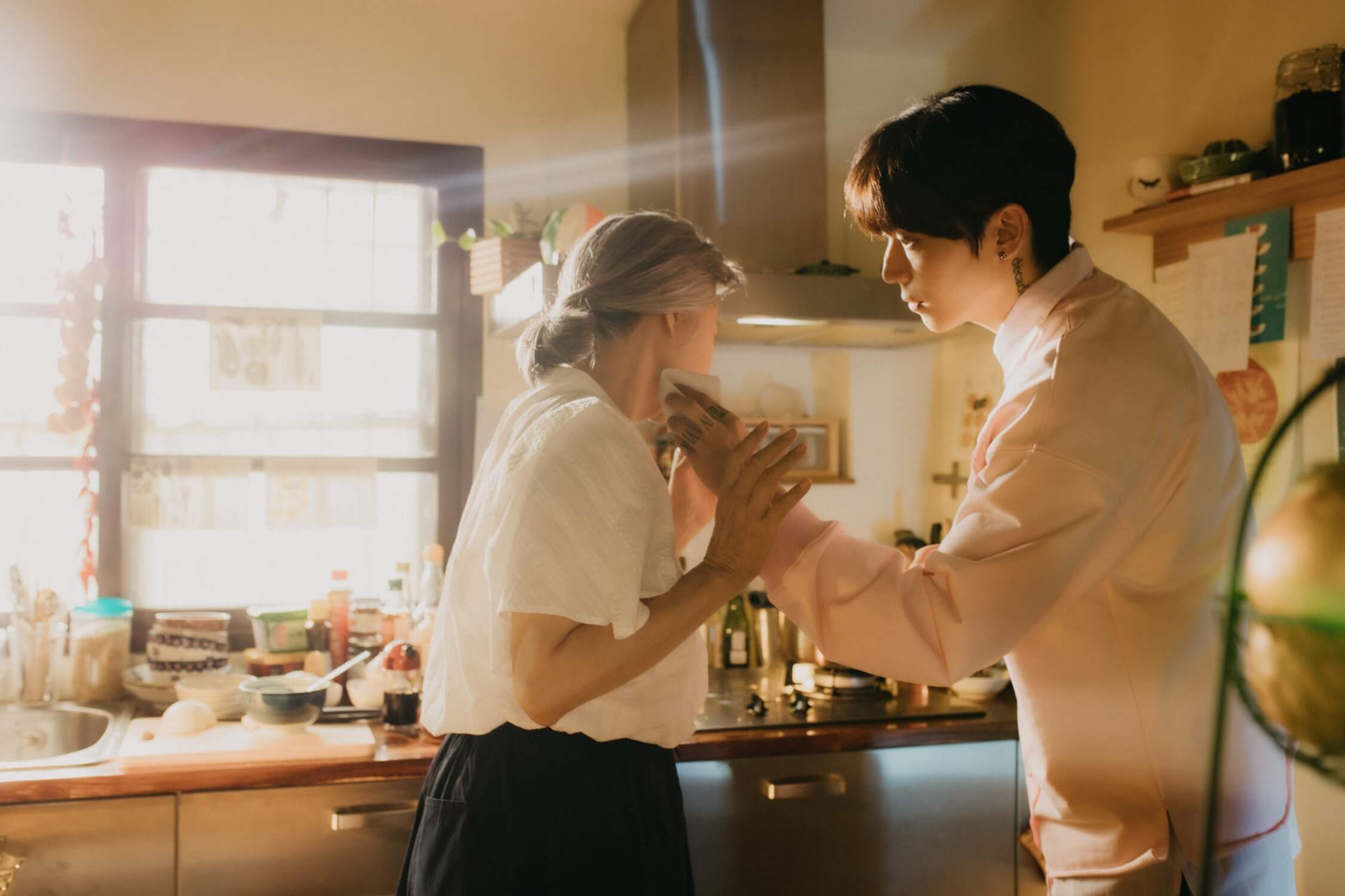 Bii畢書盡思念母親創作新單曲　送給分隔兩地的家人們！