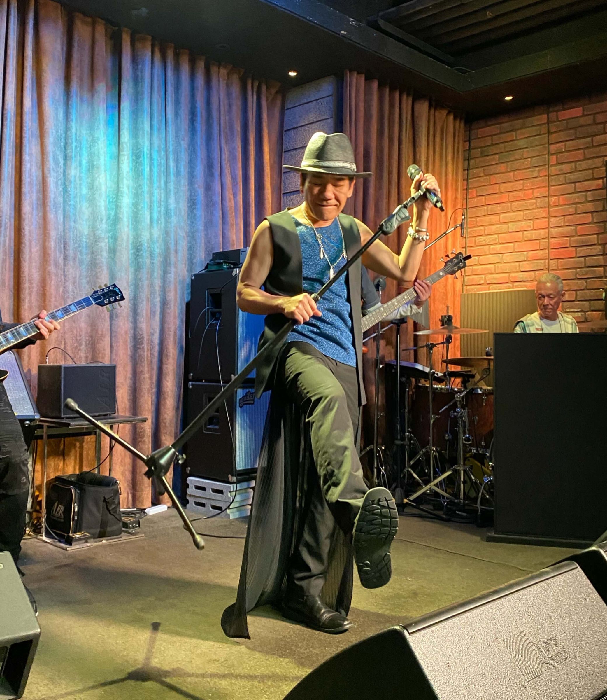 趙傳「獻出舞蹈初體驗」　年輕女子簇擁遭虧招蜂引蝶！