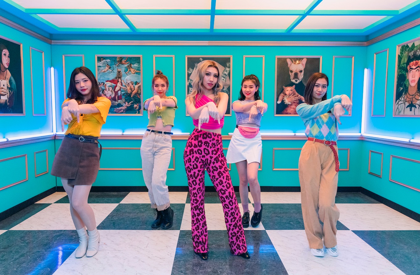 Karencici「透膚薄紗禮服」破尺度　嬌喊：我要結婚了！　