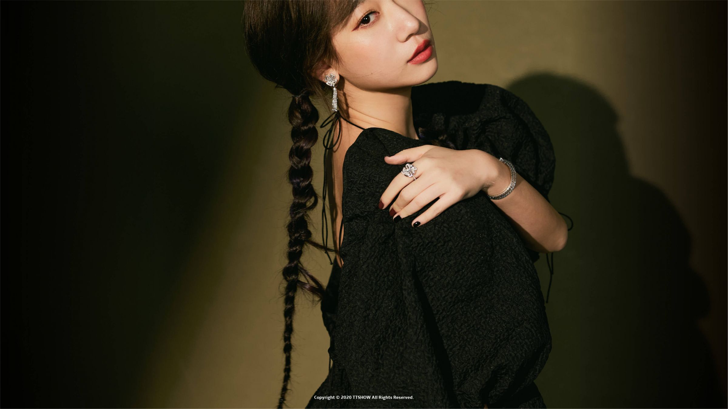 封面人物／新專輯釋放內心黑暗！Julia吳卓源：「寫的歌都是關於這一位」