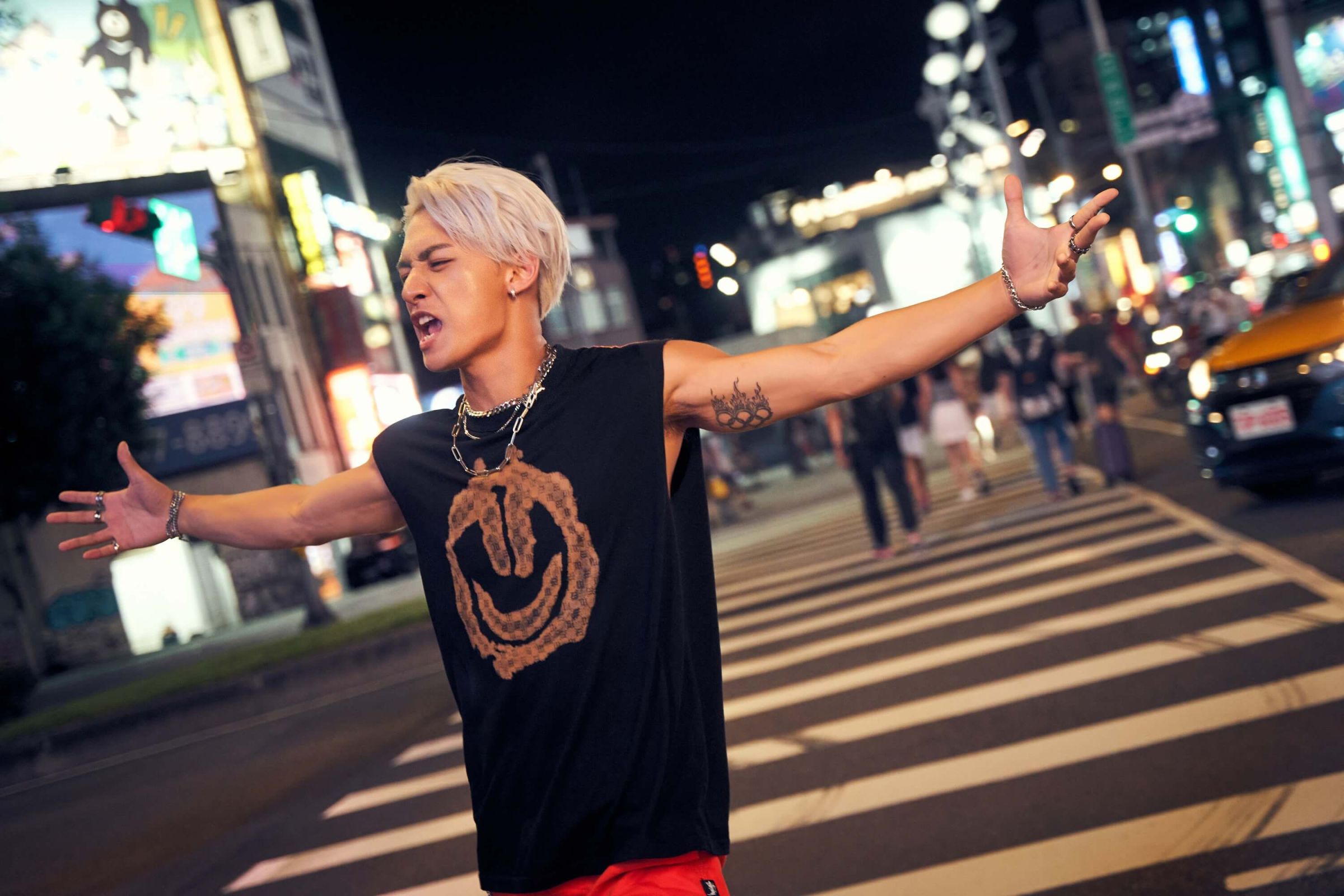 吳霏首張個人創作專輯《Not Bad》釋出！化身水泥叢林間的野男人展律動帥勁！