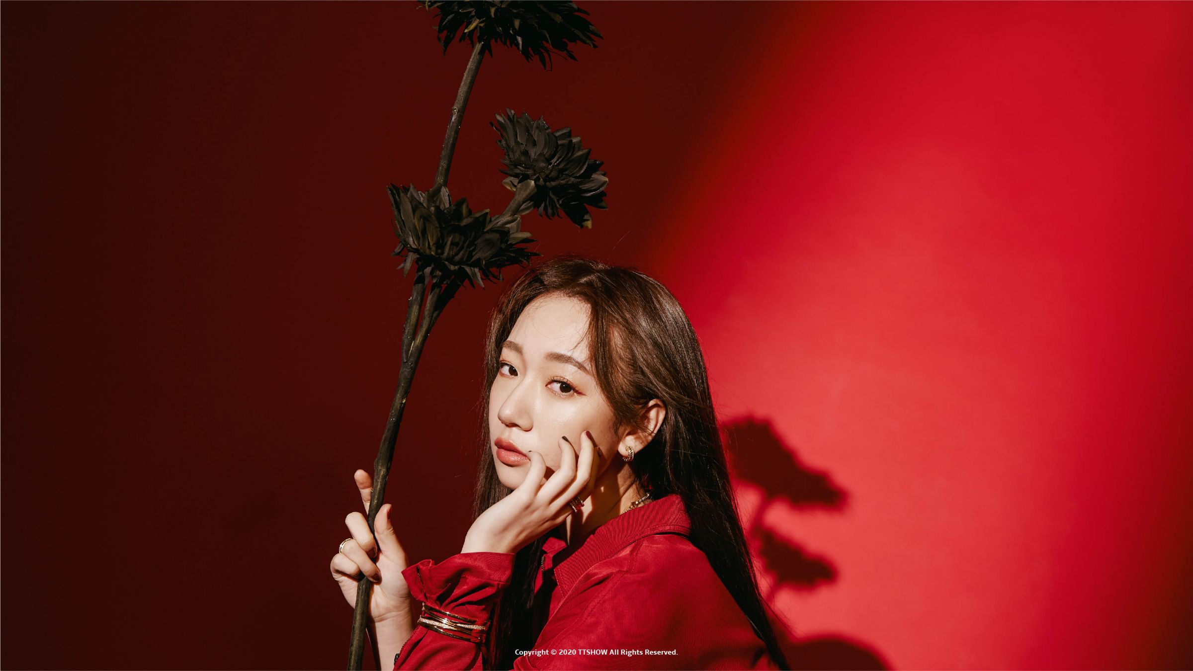 封面人物／新專輯釋放內心黑暗！Julia吳卓源：「寫的歌都是關於這一位」