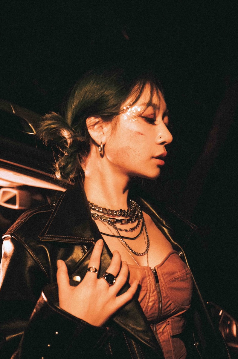 Julia Wu吳卓源 新專輯《IDFK》今上線!愛犬「we