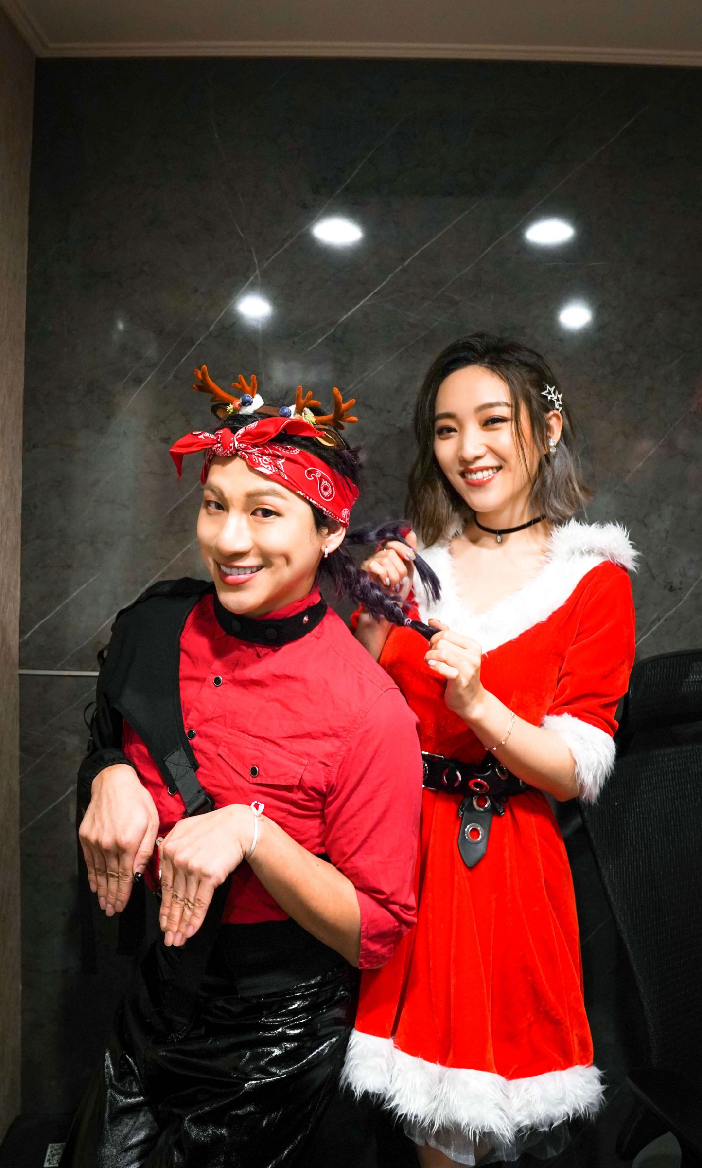 數百帥哥圍繞身邊　閻奕格「首次同志酒吧登台」嗨翻天！