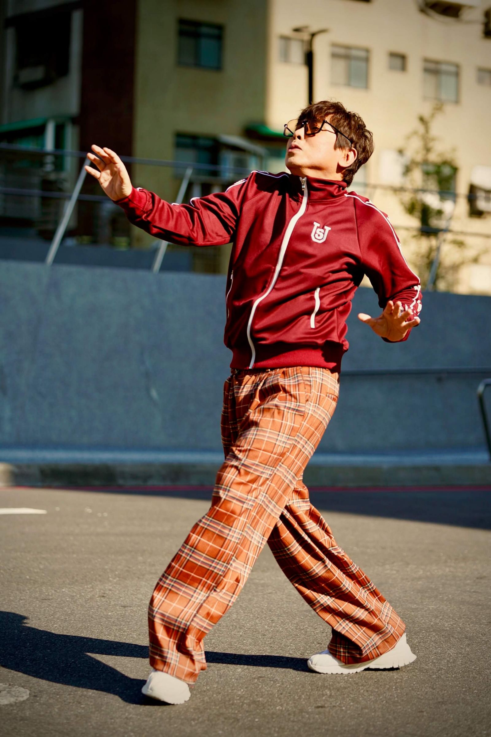 郭蘅祈高唱復古舞曲〈樂來樂愛你〉！MV化身「唱跳大叔」尬舞舞遍全台北