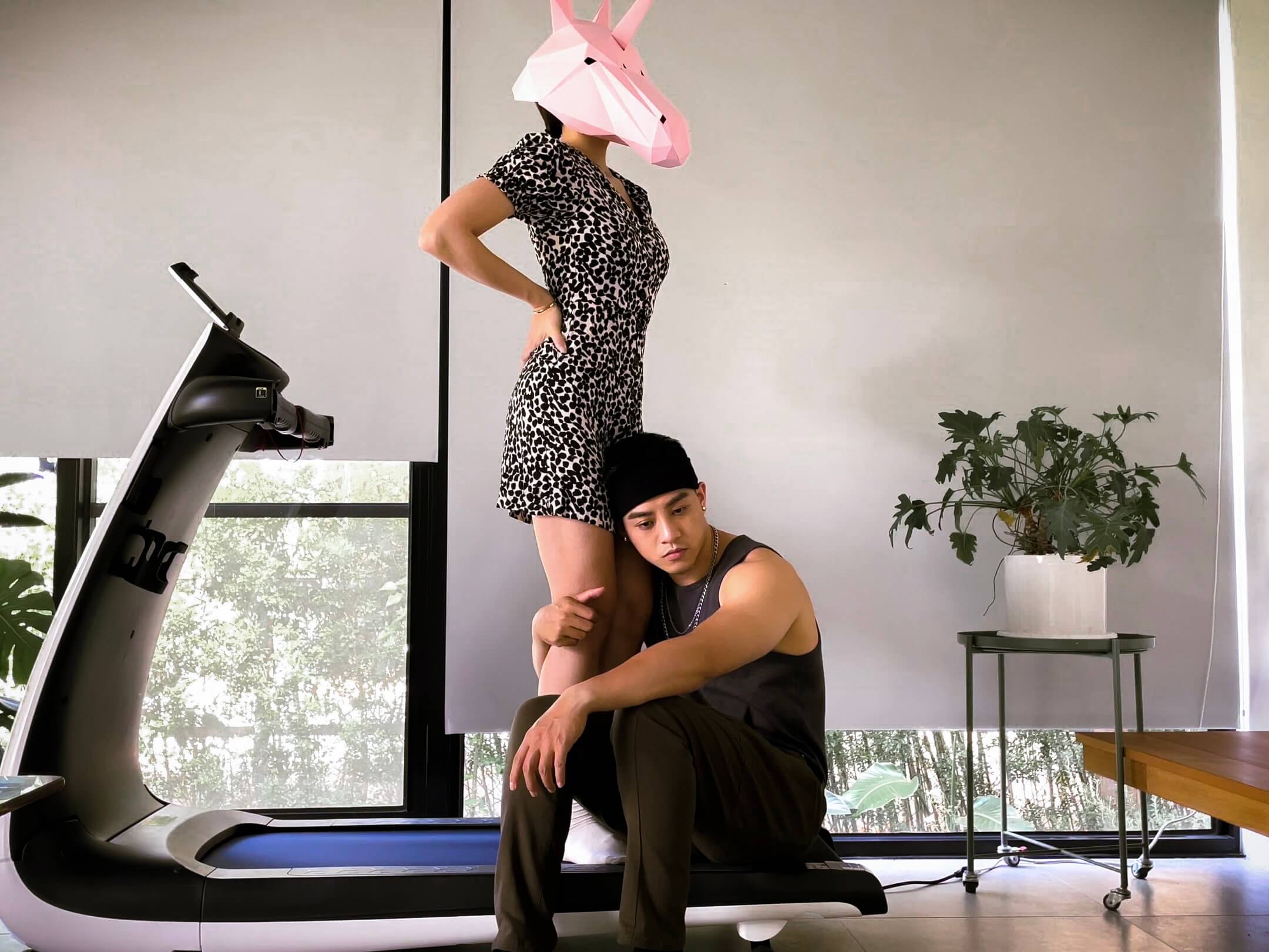 曾奕翔ST單曲〈不讓我睡〉展說唱才華　女友蒙面現身跨刀成大彩蛋！