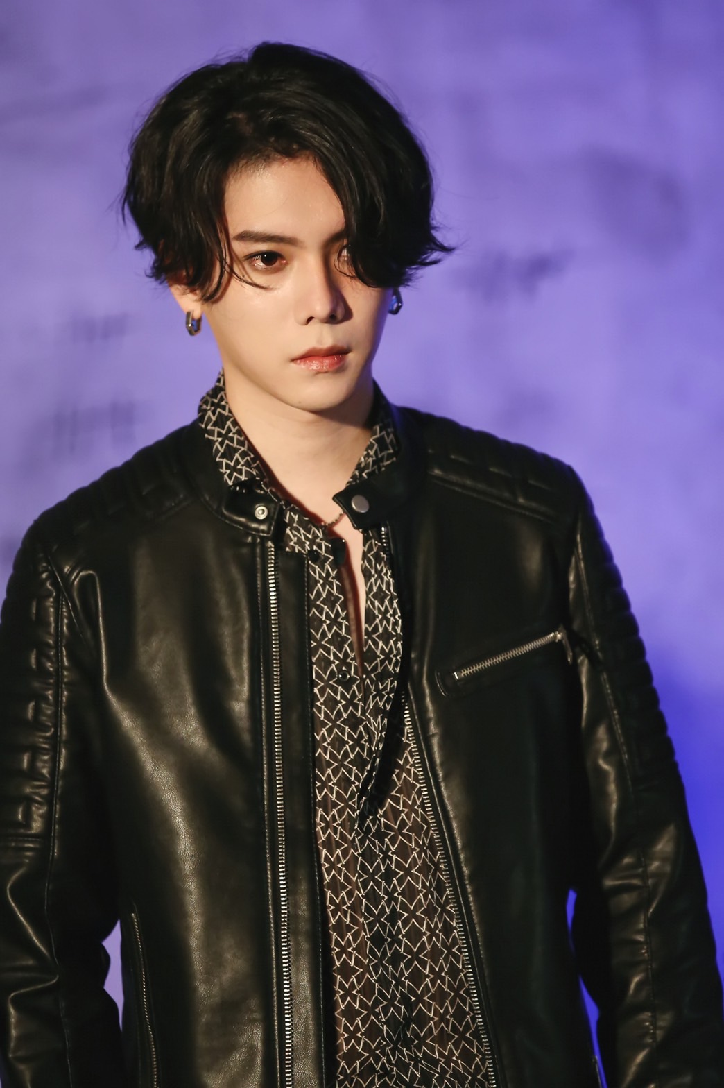 楊宇騰化身黑白天使　背著翅膀在森林奔跑：感覺像負重慢跑！