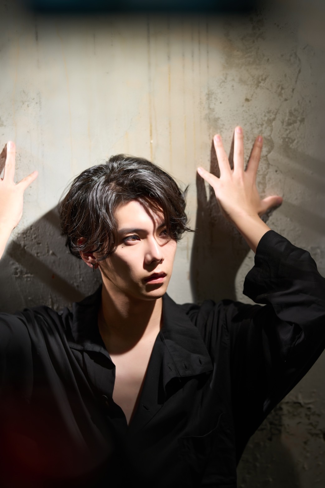 楊宇騰化身黑白天使　背著翅膀在森林奔跑：感覺像負重慢跑！