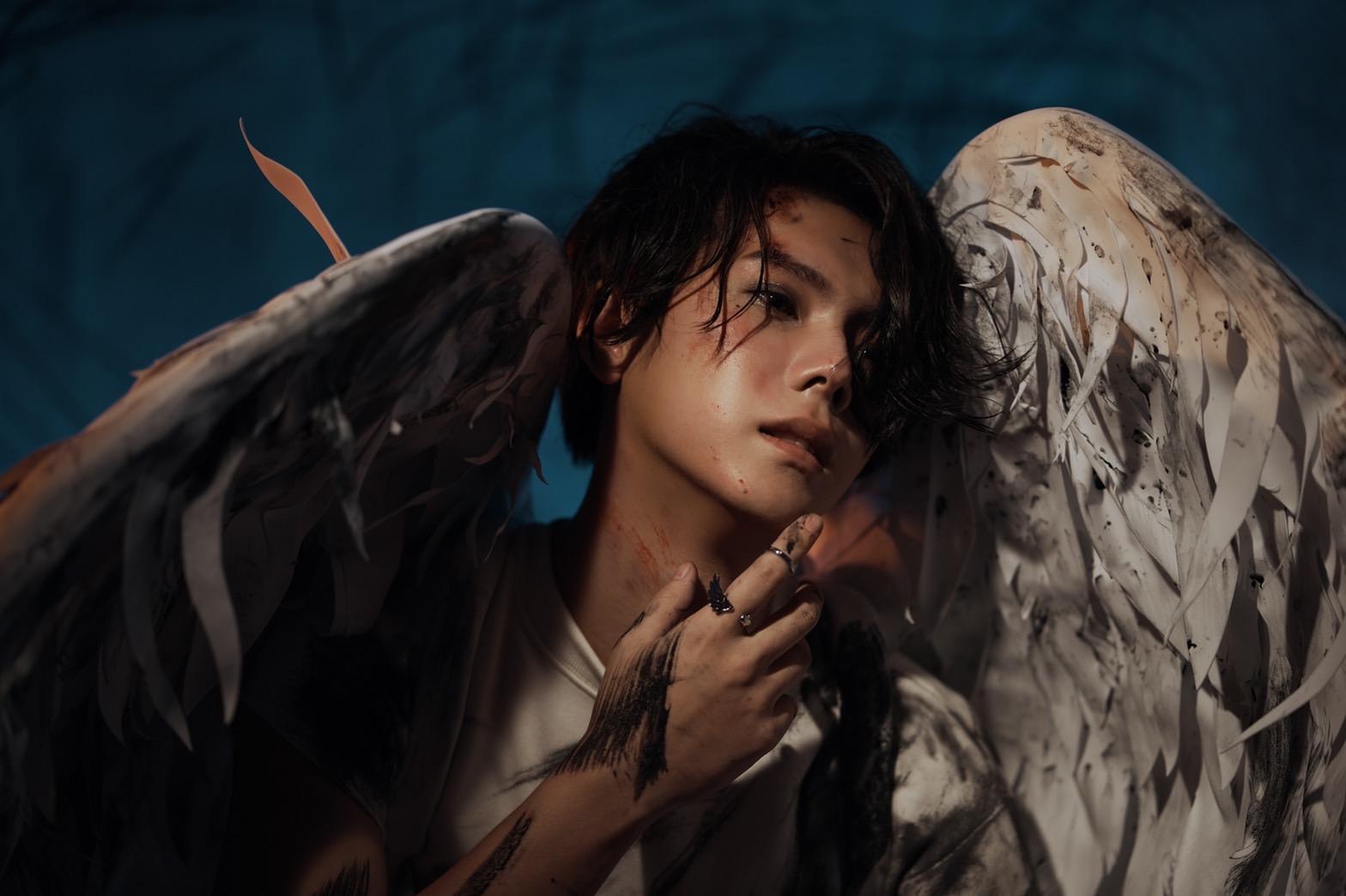 楊宇騰化身黑白天使　背著翅膀在森林奔跑：感覺像負重慢跑！