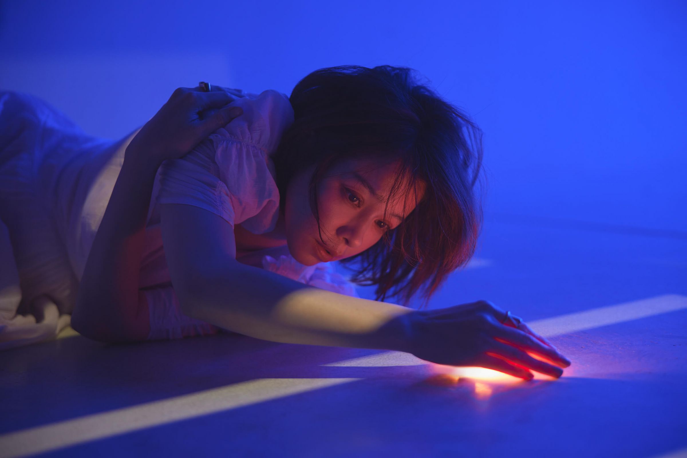 演唱影集《2049》最溫暖插曲!徐若瑄投入情緒落淚不自知:我以為有忍住