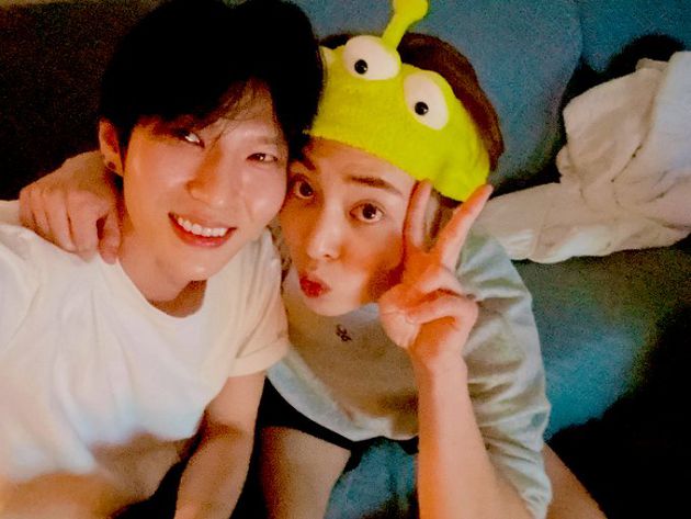 半夜上傳與EXO Xiumin「額貼額親密照」！偷編輯文字被抓包