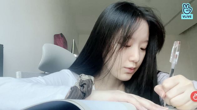 葉舒華在線求韓文作業答案！台灣粉絲戲弄：秀婷不要作弊啦！