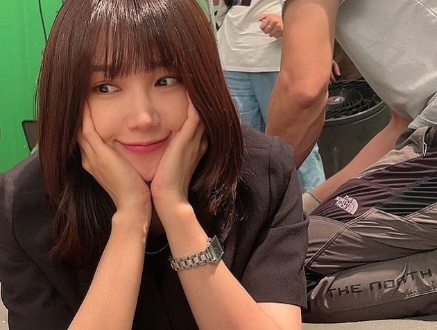 臉只有一個口罩大！Apink恩地曬劇照：整個五官都不見